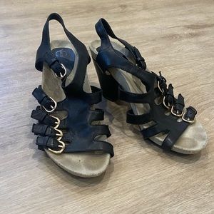 7.5/8 Women’s sandals block heels Leather strappy gold buckle heels